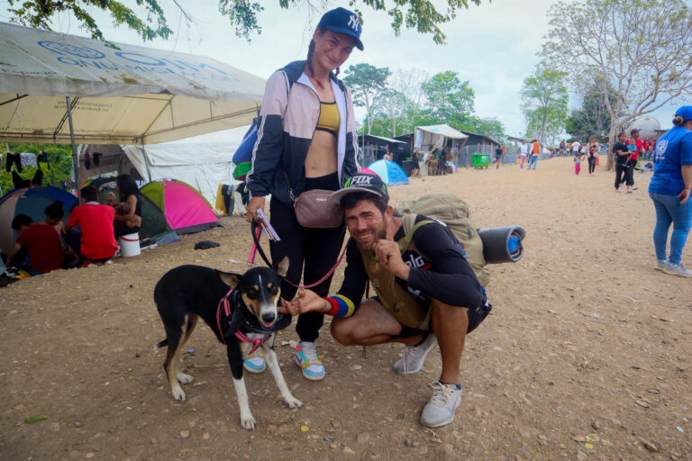 Familia de venezolanos junto a su mascota luego de cruzar la selva - OIM Panama
